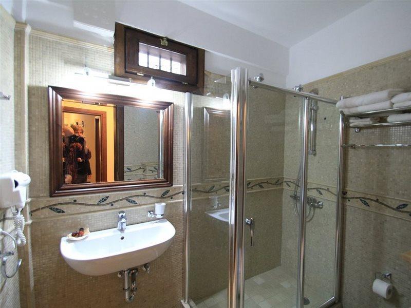 Boutique Hotel Muzaka Berat Buitenkant foto